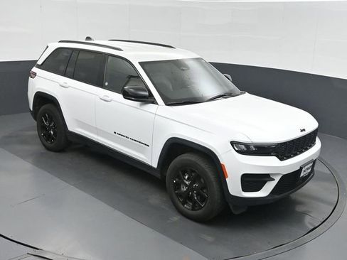 Used 2025 Jeep Grand Cherokee Altitude AWD/4WD image 29