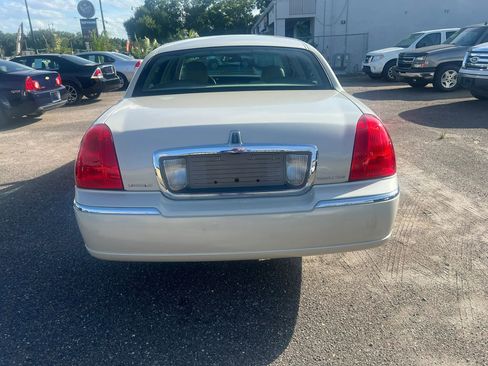 Used 2007 Lincoln Town Car Signature RWD image 4