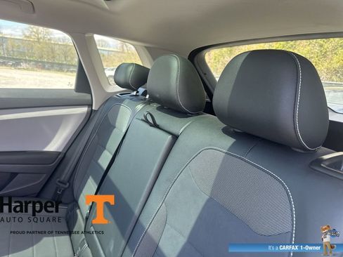 Used 2023 Volkswagen Taos SE w/ Panoramic Sunroof Package image 9