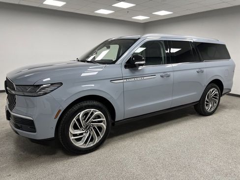 Used 2025 Lincoln Navigator L Reserve image 6