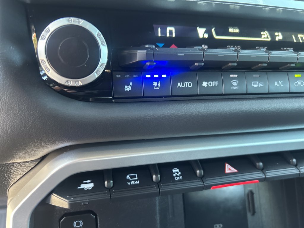Certified 2025 Toyota Sequoia Platinum AWD/4WD image 32
