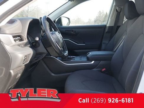 Used 2023 Toyota Highlander LE image 38