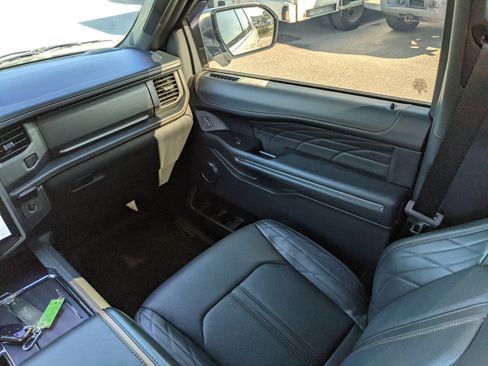 Used 2024 Ford Expedition Platinum image 17