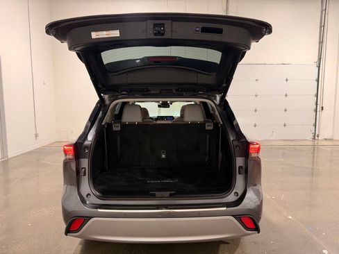 Used 2020 Toyota Highlander Platinum FWD image 9