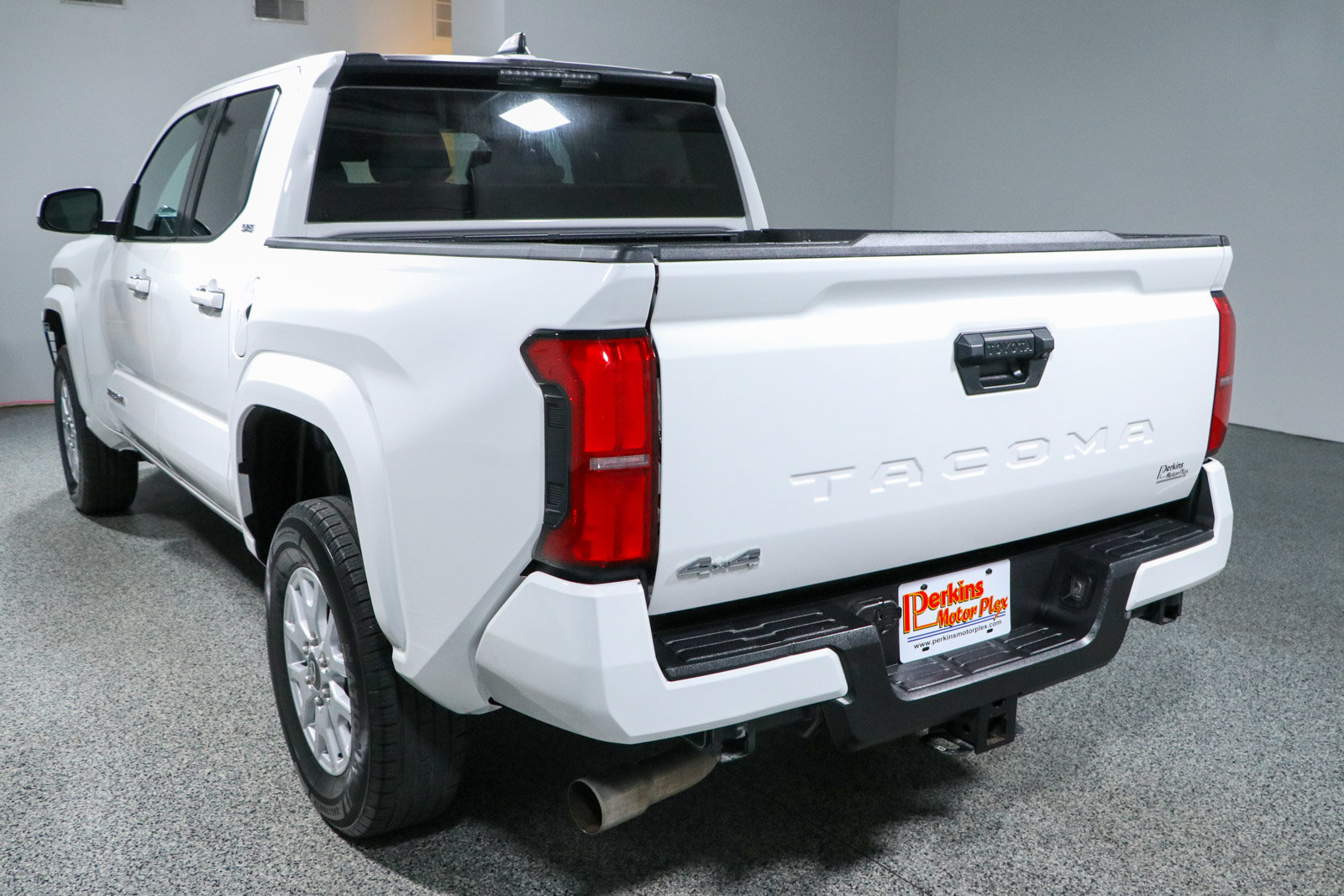 Used 2024 Toyota Tacoma SR5 AWD/4WD image 9