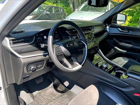 Used 2023 Jeep Grand Cherokee Altitude AWD/4WD image 8