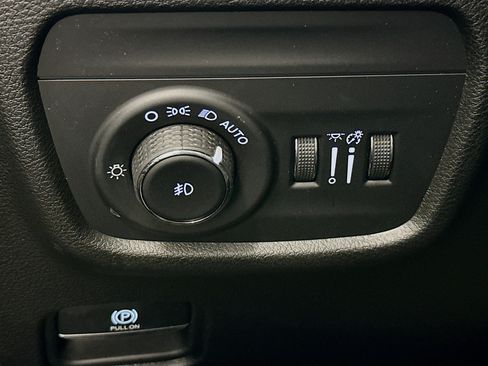 Used 2023 Jeep Grand Cherokee Limited AWD/4WD image 17