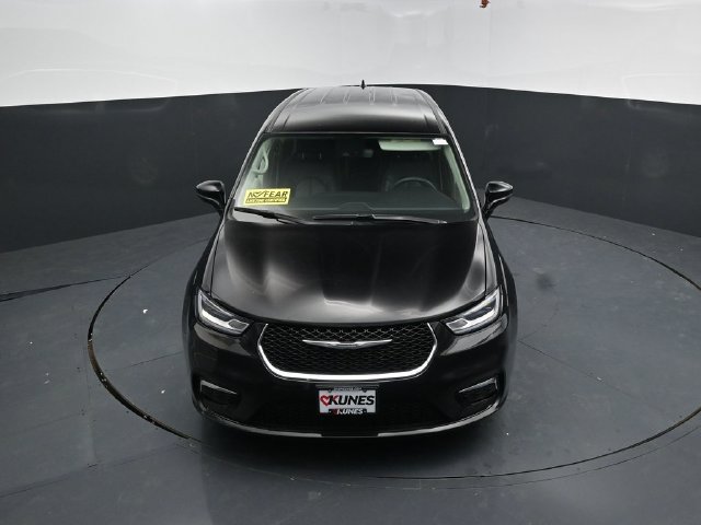 Used 2024 Chrysler Pacifica Touring-L FWD image 35