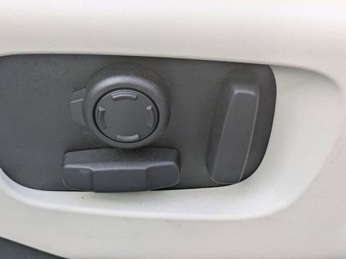 Used 2025 Land Rover Discovery S image 17