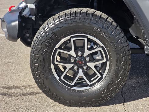 Used 2025 Jeep Gladiator Rubicon w/ Convenience Group image 5