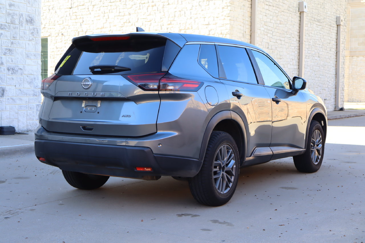 Used 2024 Nissan Rogue S AWD/4WD image 3
