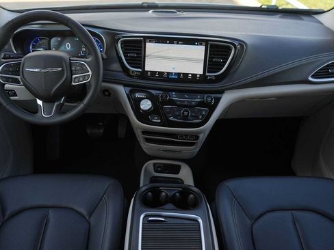 Used 2024 Chrysler Pacifica Limited FWD image 10