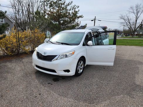 Used 2014 Toyota Sienna LE FWD image 24