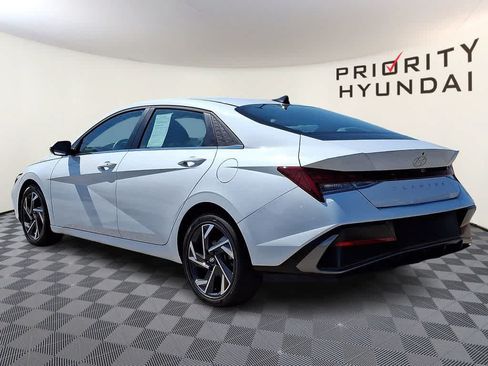 Used 2025 Hyundai Elantra SEL FWD image 6