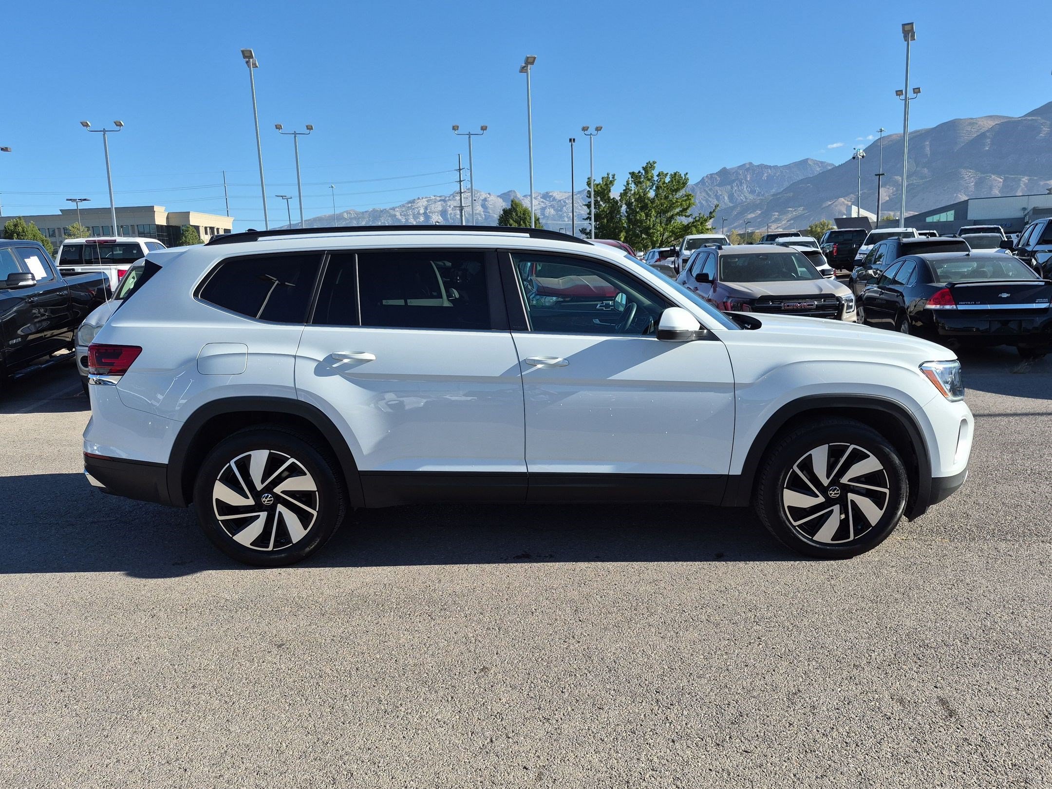 Used 2024 Volkswagen Atlas SE AWD/4WD image 2