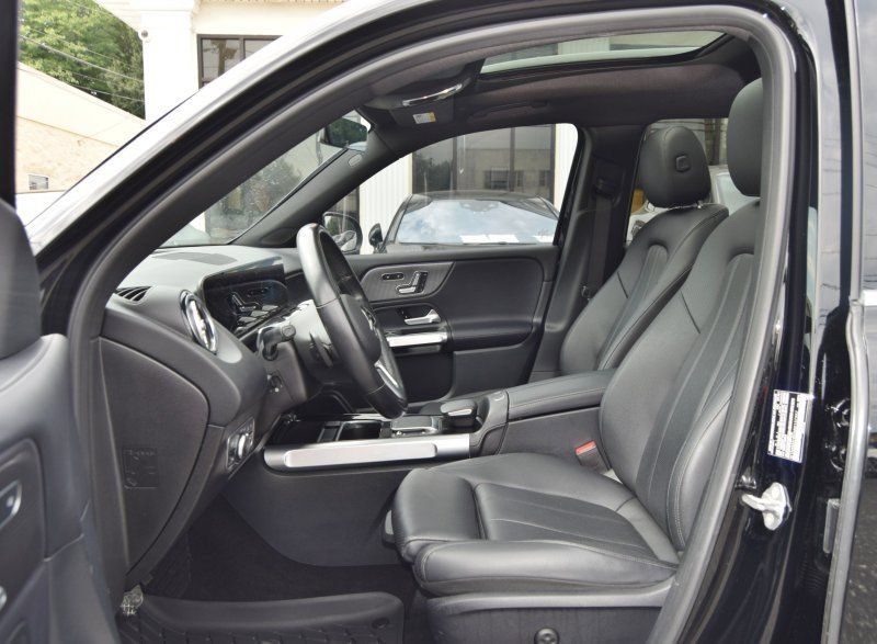 Used 2021 Mercedes-Benz GLB 250 4MATIC w/ Premium Package image 15