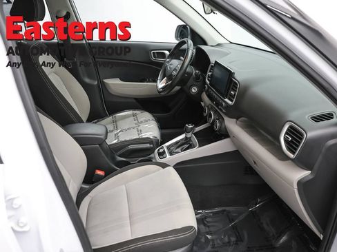 Used 2021 Hyundai Venue SEL FWD image 23