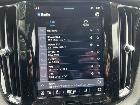 Used 2025 Volvo XC60 B5 Plus image 23