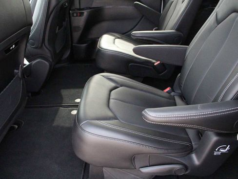 New 2025 Chrysler Pacifica Select AWD/4WD image 23