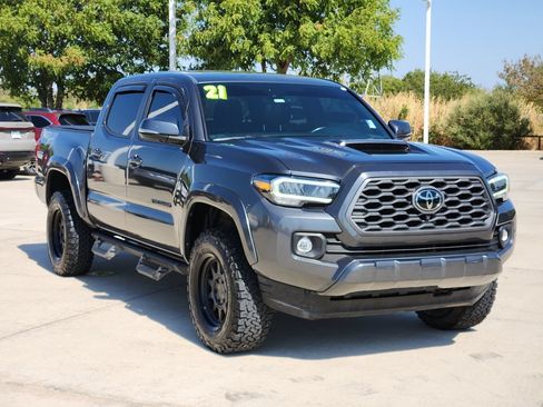 Used 2021 Toyota Tacoma TRD Sport w/ TRD Premium Sport Package AWD/4WD image 3