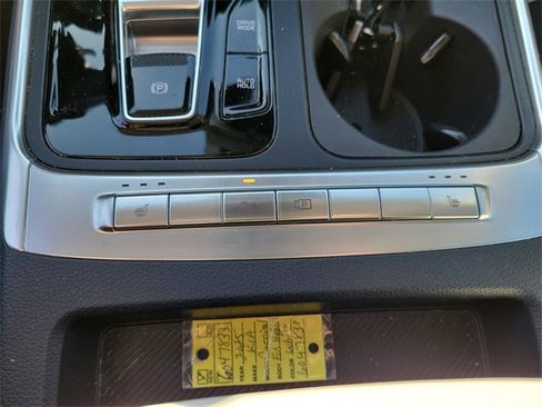 Used 2025 Kia Carnival EX image 26