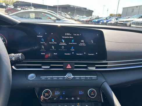 Used 2025 Hyundai Elantra SEL image 17