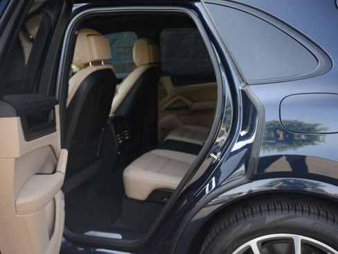 Certified 2025 Porsche Cayenne Coupe AWD/4WD image 36