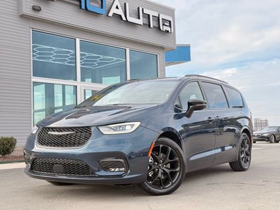 Used 2025 Chrysler Pacifica Limited