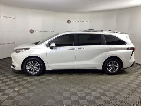 Used 2021 Toyota Sienna Limited image 8