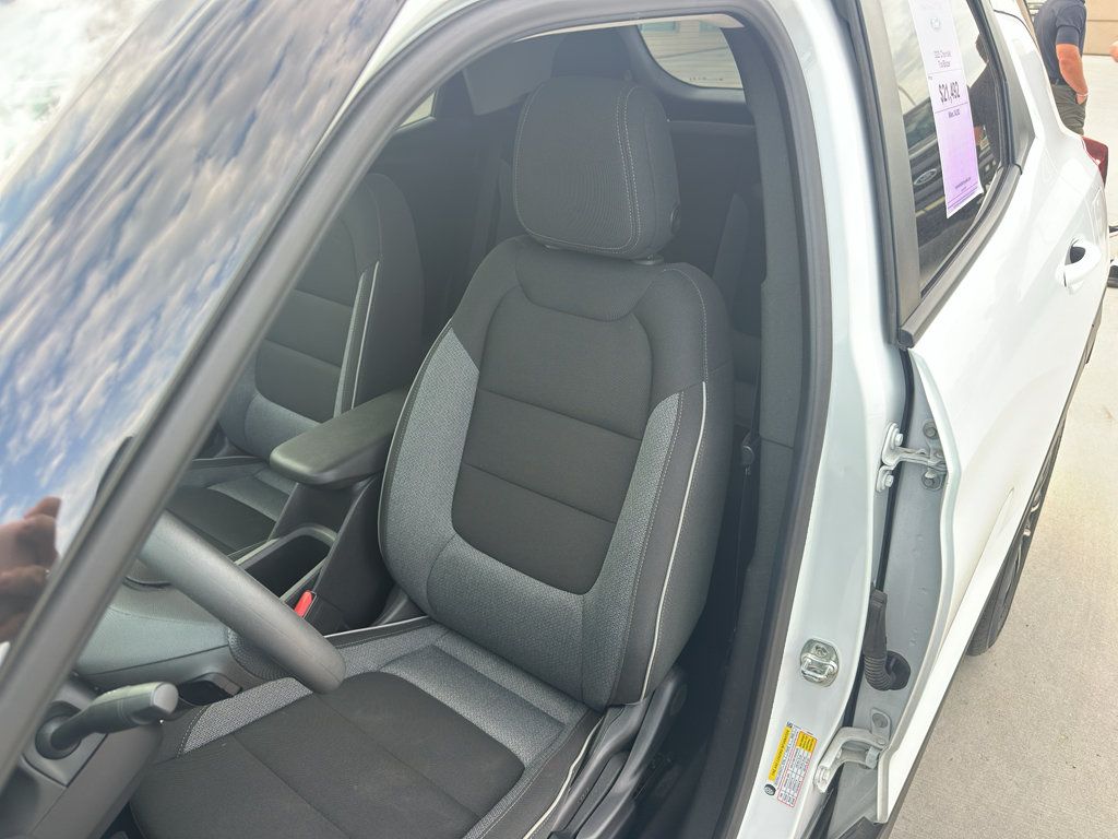 Used 2025 Chevrolet TrailBlazer LT FWD image 23