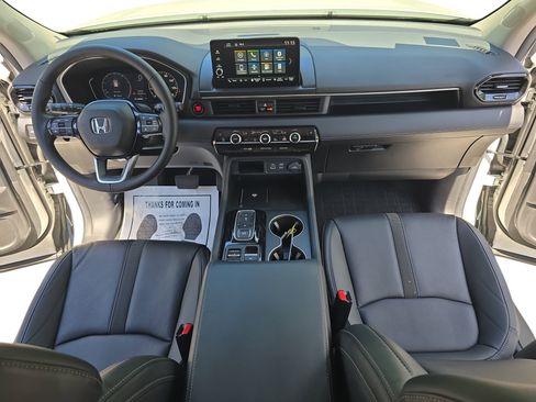 Used 2025 Honda Pilot EX-L image 9