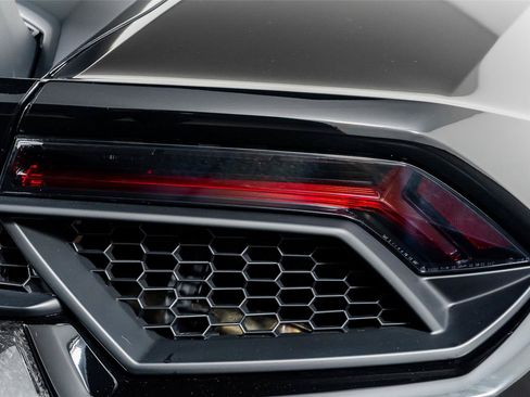 Used 2018 Lamborghini Huracan Performante AWD/4WD image 14