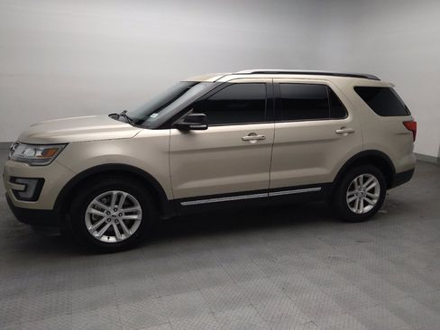 Used 2017 Ford Explorer XLT w/ Equipment Group 201A FWD image 2