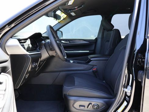Used 2025 Jeep Grand Cherokee L Laredo RWD image 17