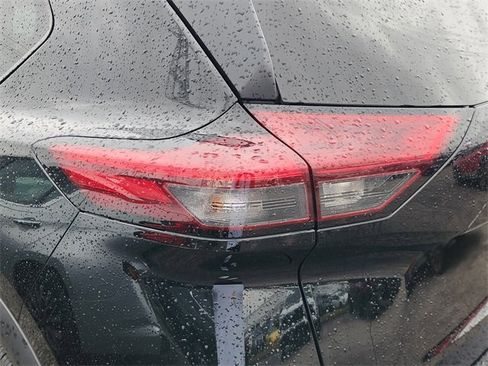 Used 2024 Nissan Rogue S image 7