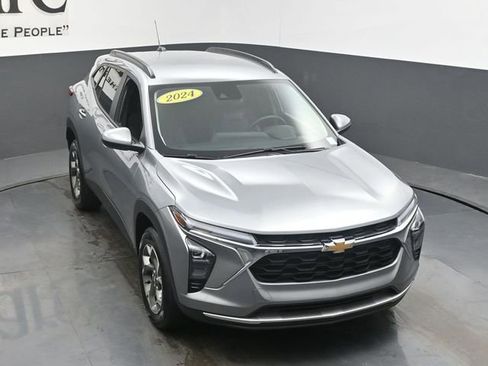 Used 2024 Chevrolet Trax LT w/ LT Convenience Package FWD image 46