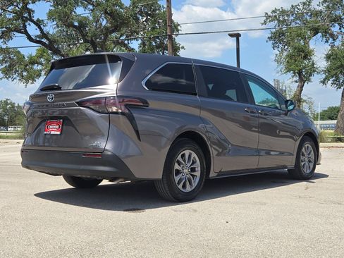 Used 2024 Toyota Sienna LE FWD image 5