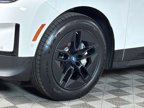Used 2024 BMW iX xDrive50 w/ Premium Package image 4