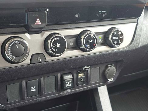 Certified 2018 Toyota Tacoma SR5 AWD/4WD image 33