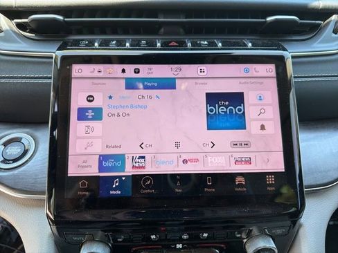 Used 2022 Jeep Grand Cherokee Overland w/ Luxury Tech Group IV AWD/4WD image 15
