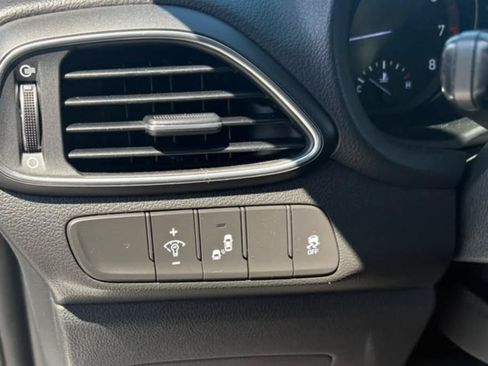 Used 2019 Hyundai Elantra GT FWD image 13