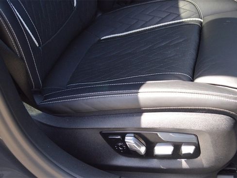 Used 2021 BMW 750i xDrive w/ M Sport Package image 25