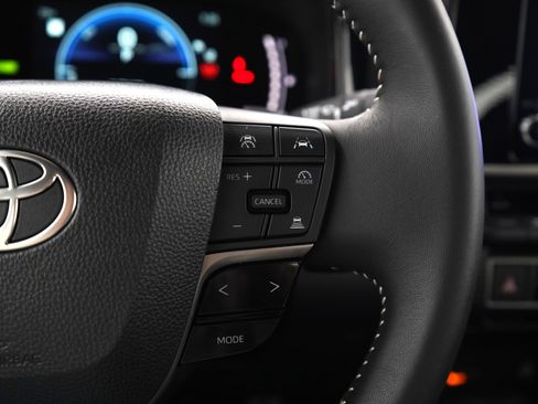 Used 2025 Toyota Camry SE image 25