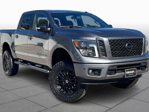 Used 2019 Nissan Titan SV w/ SV Convenience Package image 2