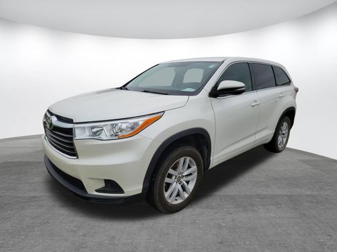 Used 2016 Toyota Highlander LE FWD image 3