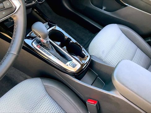 Used 2025 Chevrolet Trax LT w/ LT Convenience Package image 16