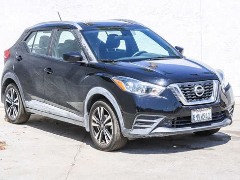 Used 2019 Nissan Kicks SV FWD image 3