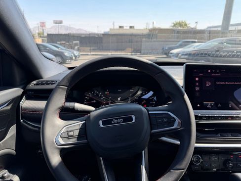 Used 2025 Jeep Compass Trailhawk image 33