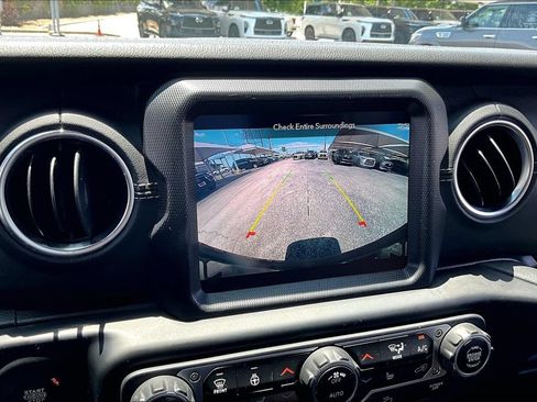 Used 2021 Jeep Wrangler Unlimited Sahara w/ Cold Weather Group AWD/4WD image 31