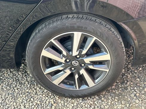 Certified 2021 Nissan Versa SV FWD image 4